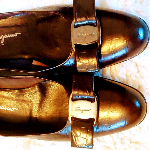 SALVATORE FERRAGAMO 9 BROWN LEATHER CROCODILE EMBOSSED SIGNATURE VARA BOW PUMPS - Picture 3 of 13